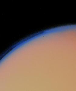Titan's_thick_haze_layer-picture_from_voyager1